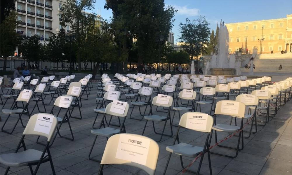 Μια ιδιαίτερη διαμαρτυρία των καταστηματαρχών εστίασης με άδειες καρέκλες